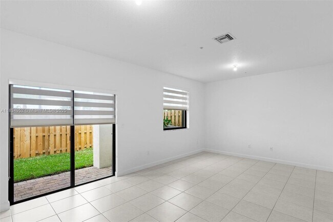 Foto del edificio - 15983 SW 2nd Pl