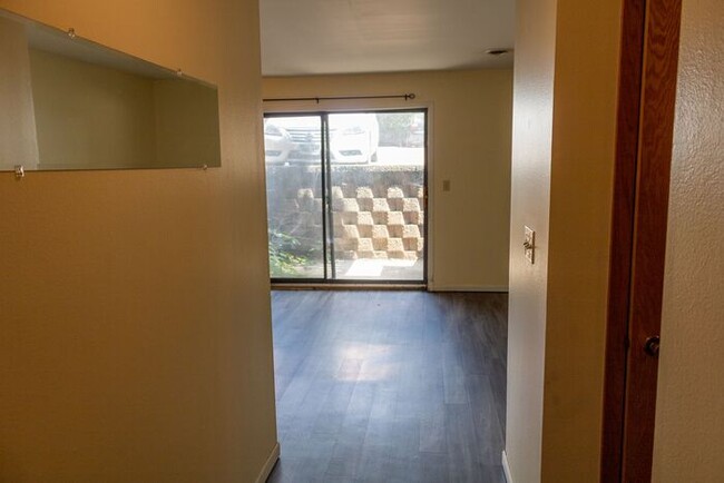 Foto del edificio - $1,275 | 2 Bedroom, 1 Bathroom | 1st Floor...