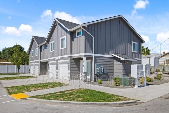 Building Photo - 447 2nd Ave