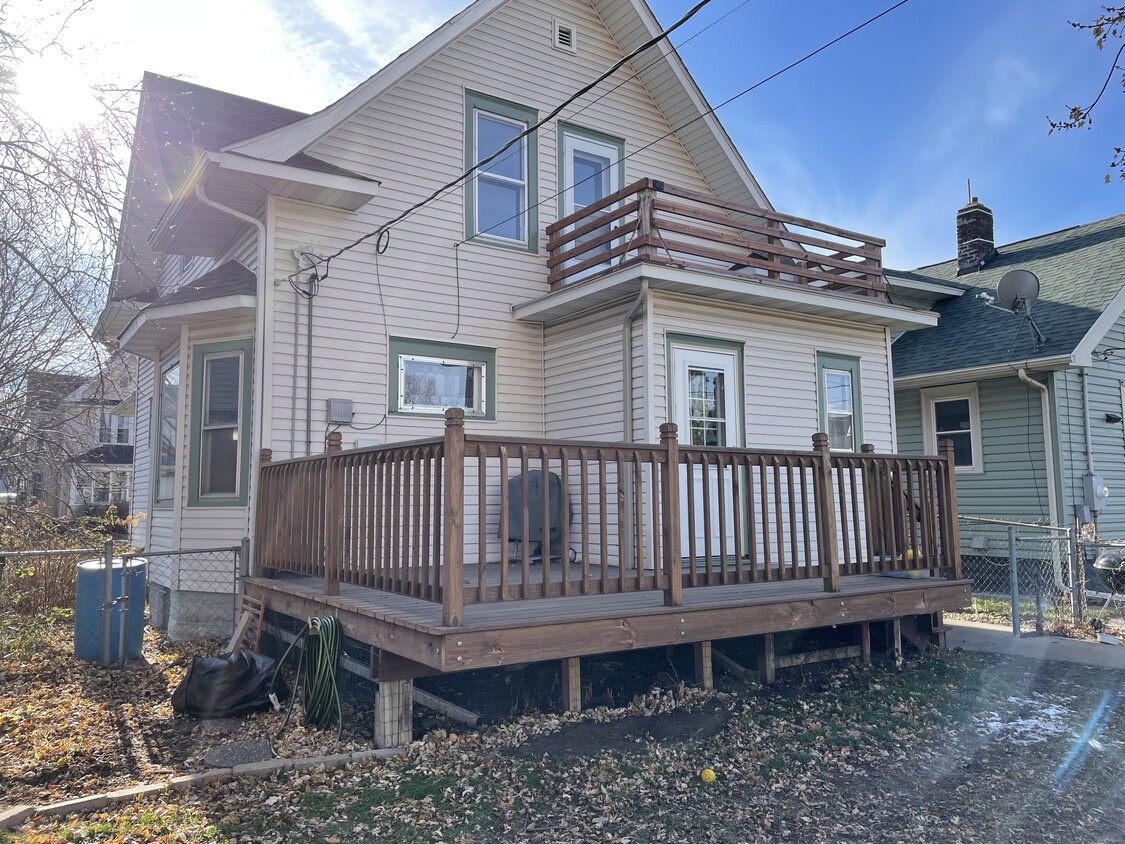 La casa está ocupada actualmente, pronto se añadirán fotos interiores. - 787 Edmund Ave