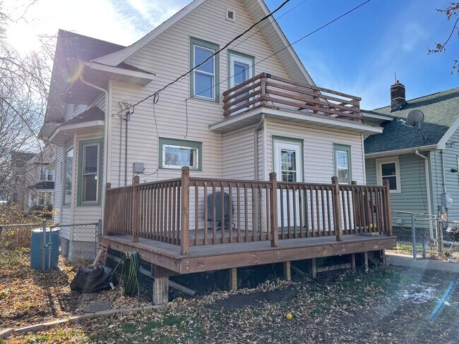 La casa está ocupada actualmente, pronto se añadirán fotos interiores. - 787 Edmund Ave