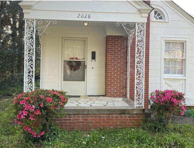 Foto del edificio - 2028 Ridge Ave