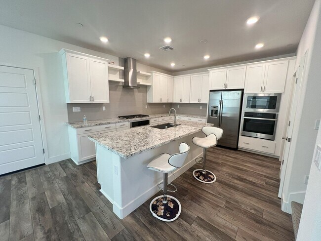 Foto del edificio - New Build 5 bedroom 3 bath home located in...