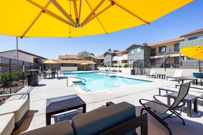 Salón junto a la piscina en los apartamentos Sunset Winds en Henderson, NV 89014 - Sunset Winds Apartments