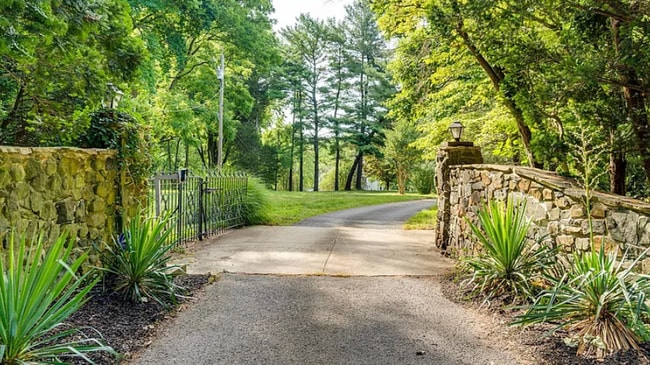 Entrance Gate - 7912 Savage Guilford Rd
