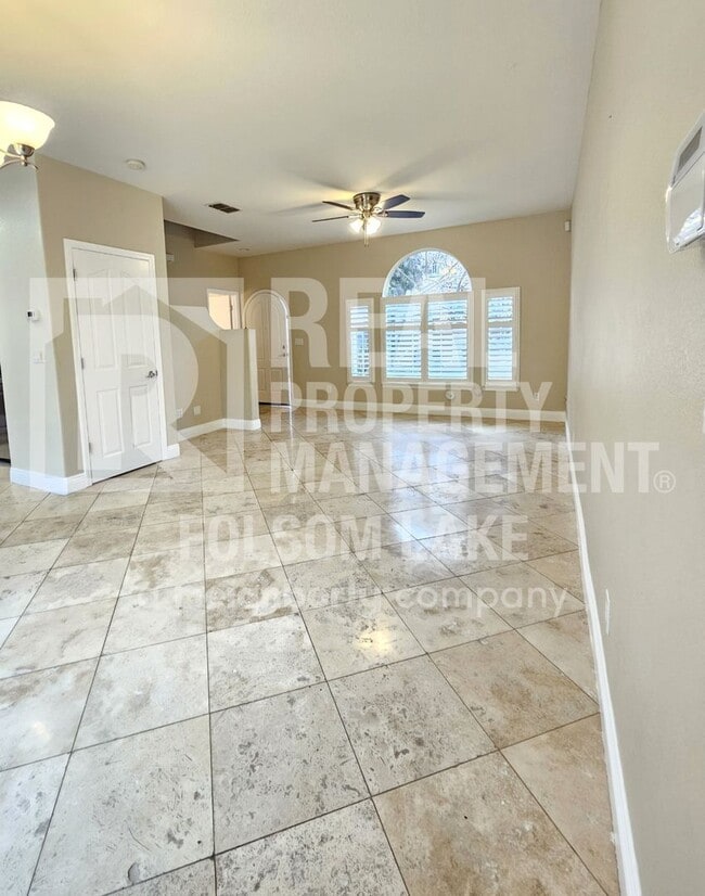 Building Photo - Spacious 3 bedroom 2.5 bath in North Natomas