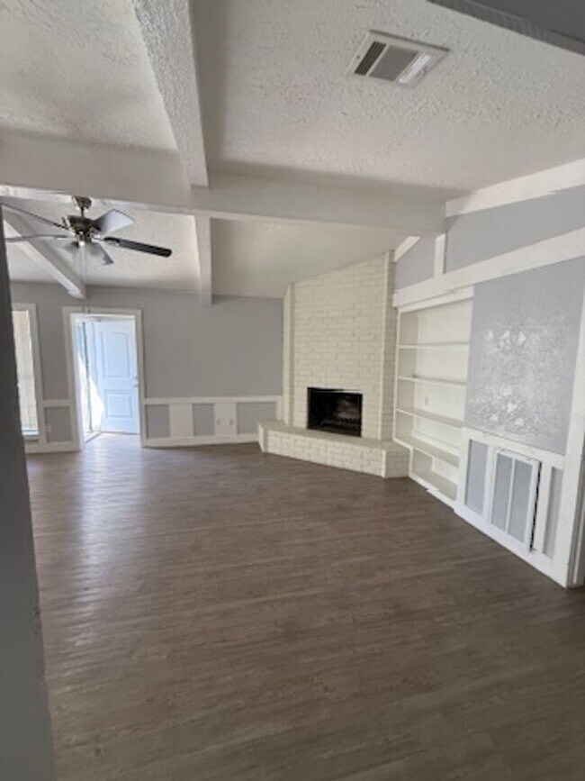 Foto del edificio - Really spacious 4bed/2bath single family home