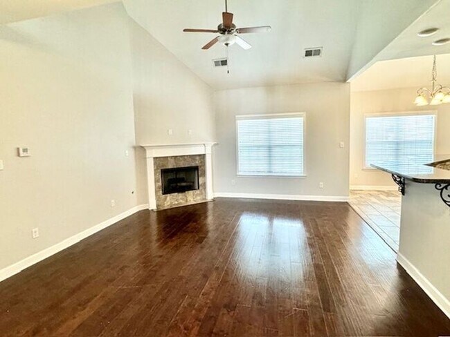 Foto del edificio - Now Leasing A Spacious 4 Bedroom 2.5 Bath ...