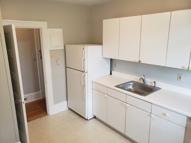 Kitchen - 4103 Roland Ave