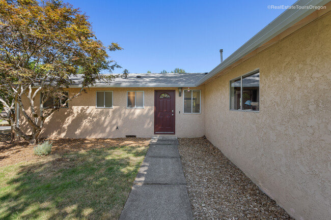 Building Photo - 5870 SW 187th Dr