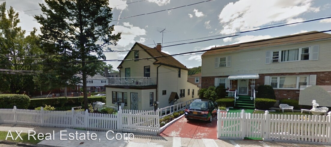 Primary Photo - 16 Runyon Ave