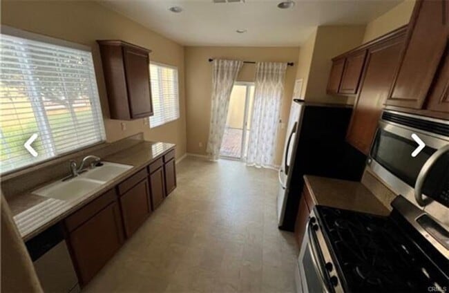 Building Photo - Charming Cul-De-Sac Home with Dual Primary...