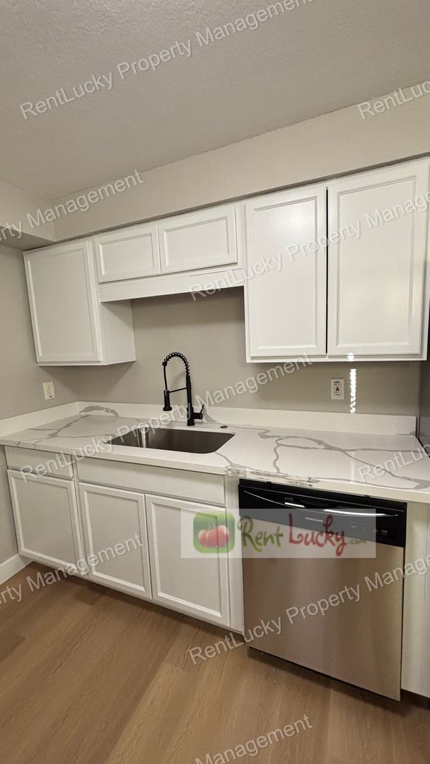 Building Photo - 218 3rd Ave SW