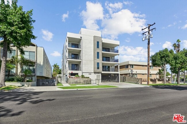 Foto del edificio - 819 E La Palma Dr