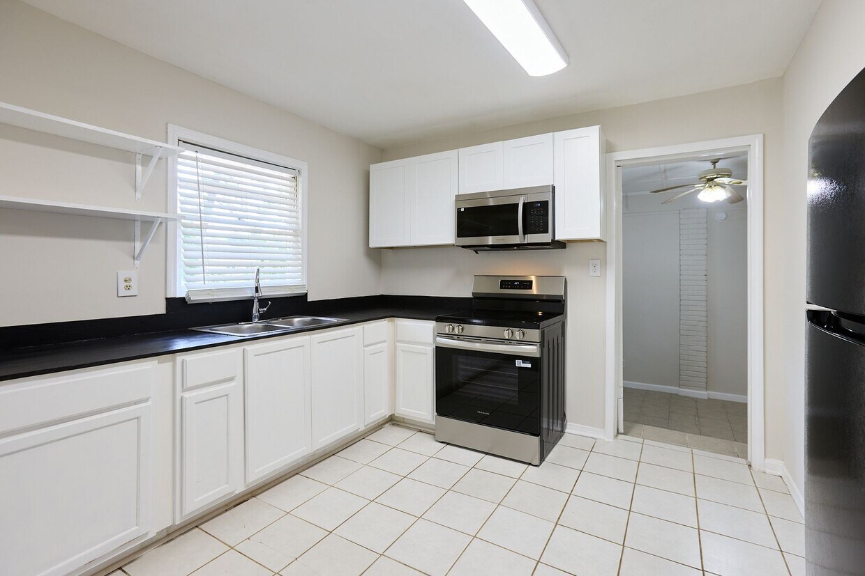 Spacious Ellenwood Home with Private Backyard Retreat - Spacious Ellenwood Home with Private Backyard Retreat