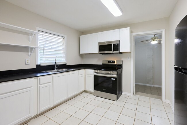 Spacious Ellenwood Home with Private Backyard Retreat - Spacious Ellenwood Home with Private Backyard Retreat