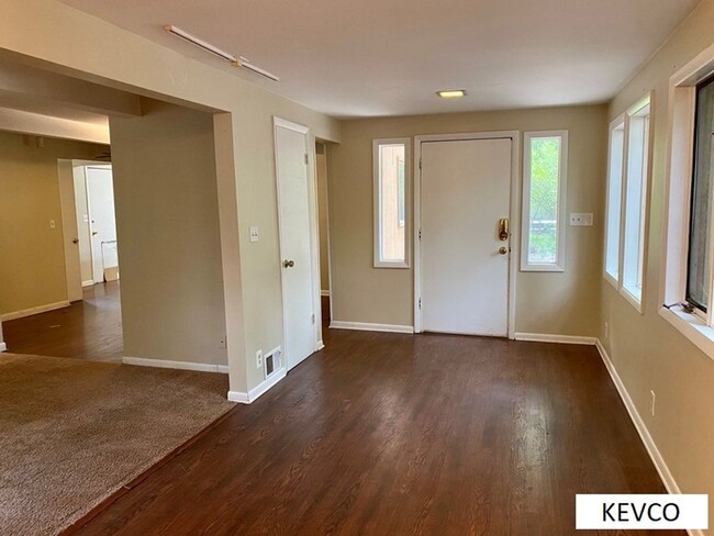 Building Photo - Huge House Perfect for Roommates