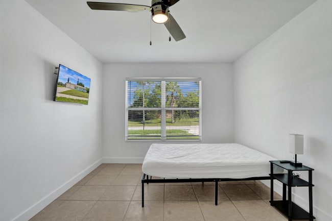 Building Photo - 303 NE Solida Cir