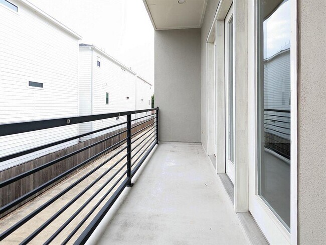 Foto del edificio - 1140 W 24th St