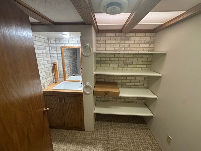 Foto del edificio - House across from Waverly Highschool!