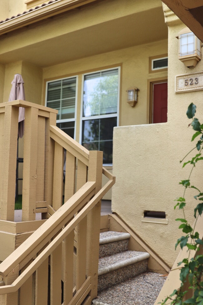 Entrada principal a la casa adosada - 523 W Summerfield Cir
