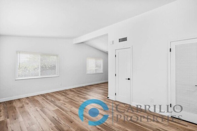Foto del edificio - 3182 Central Ave