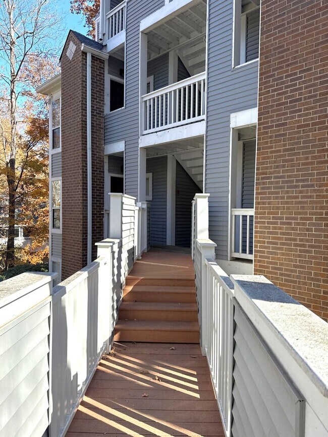 Building Photo - 1 Bedroom Condo Off Randolph Road!