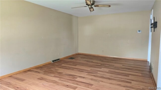 Building Photo - 36 Jamaica Ln