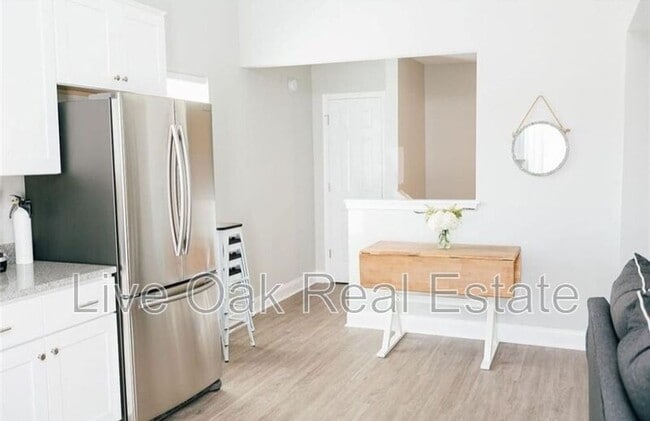Building Photo - 402 33rd St