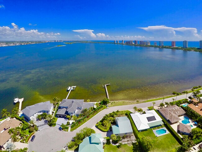 Foto del edificio - 1031 Pine Point Rd