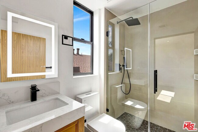 Foto del edificio - 4329 Radford Ave