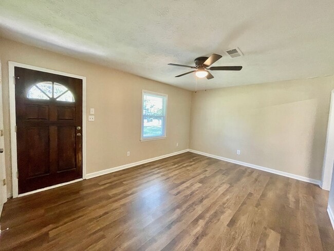 Foto del edificio - 3 bed, 1 and a half bath Nest in Hope Mill...