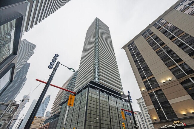 Building Photo - 501 Yonge St