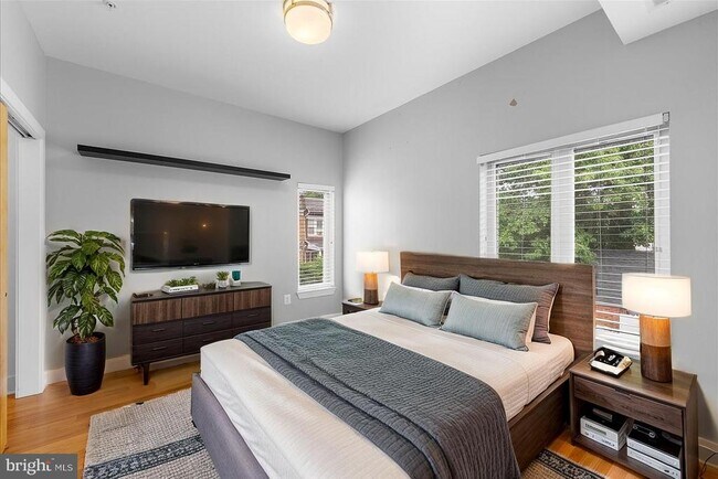 Foto del edificio - 471 Luray Pl NW