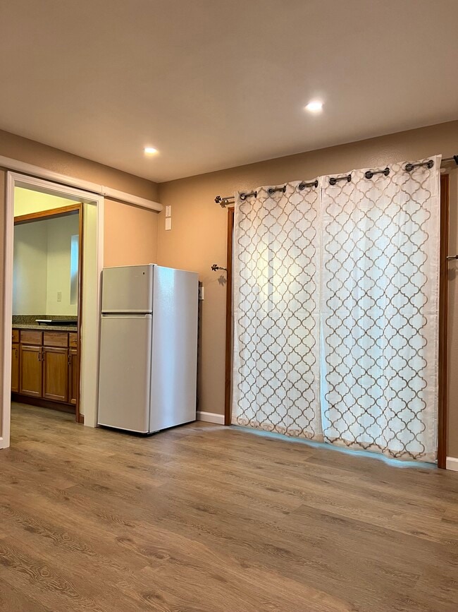 Building Photo - 1871 Peach Pl