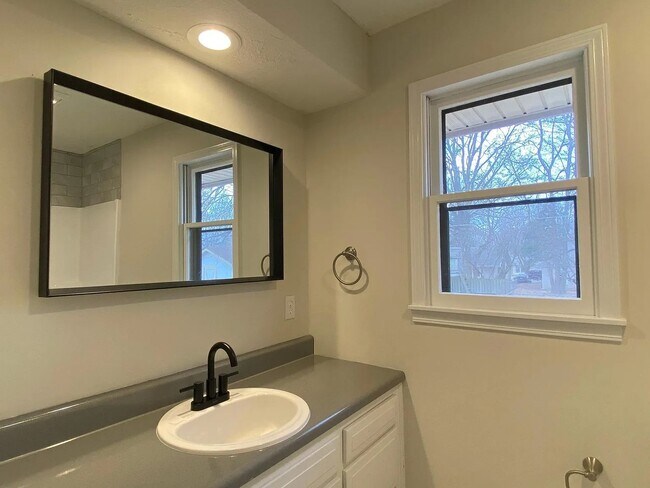 Building Photo - Charming 3-Bedroom Home in a Great South S...