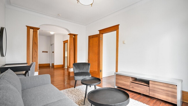 Building Photo - 5555 Rue Saint-Urbain