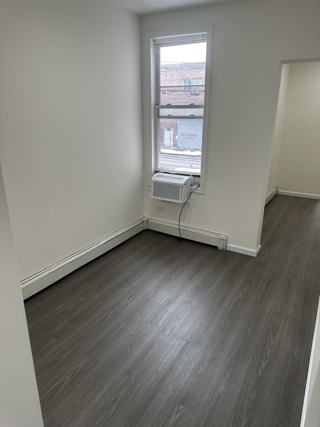 Building Photo - 609 New York Ave