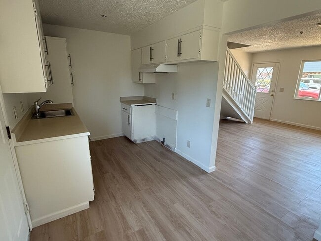 Building Photo - 1323 Edwards Ave