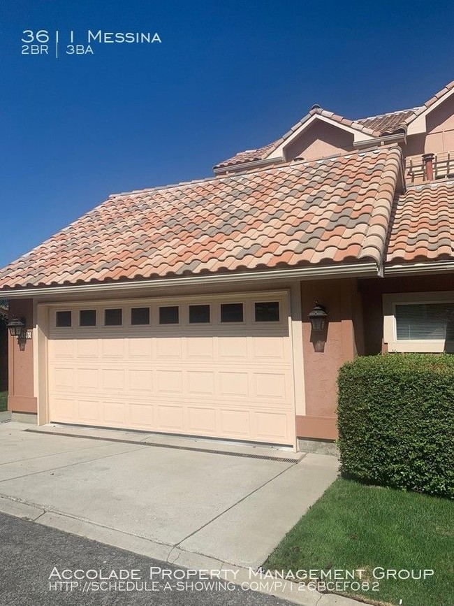 Building Photo - Pristine Townhome in Gated Community