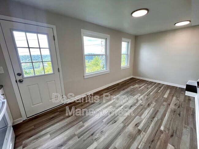 Foto del edificio - 360 Hemlock Dr