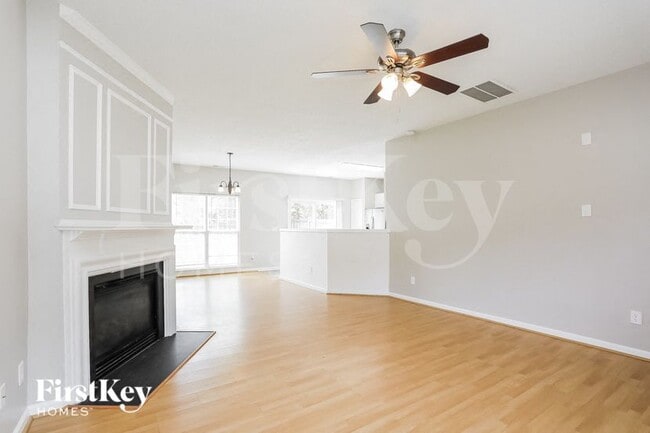 Foto del edificio - 5521 Scenic Brook Ln