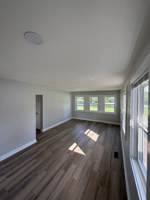 Building Photo - 1825 Ridgeway Dr