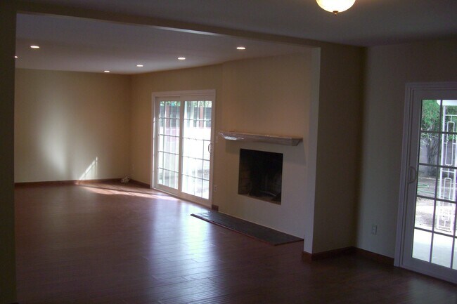 Foto del edificio - 9224 Sophia Ave