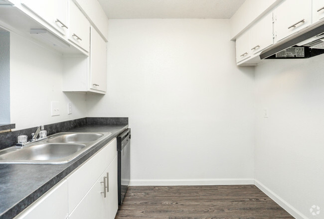 1BR, 1BA - 563SF (Kitchen) - Collingwood Gardens