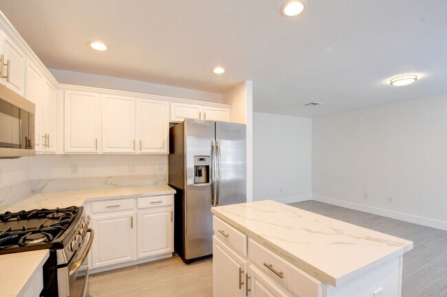 Foto del edificio - Spacious 3-Bed Green Valley Townhome with Modern Kitchen – 89074