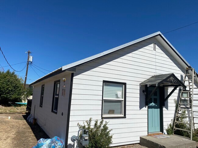 Building Photo - 105 E Darland St