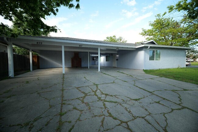 Building Photo - 455 Esperanza Way