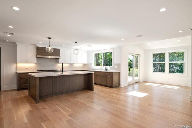 Building Photo - 40 Hewlett Ln