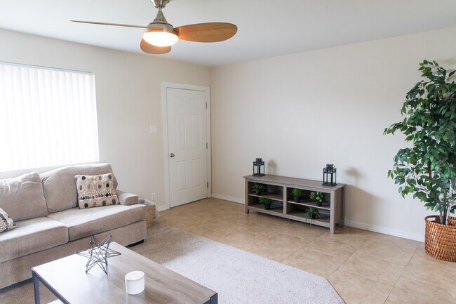 Espacio compartido de sala de estar y cocina - 7561 E Belleview St